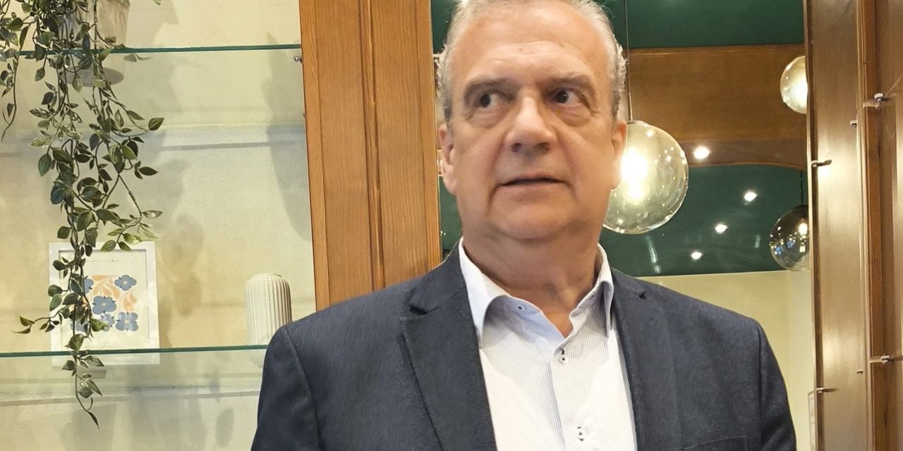 Jogról és politikáról a közéleti kávéházban