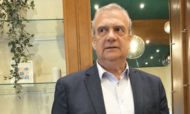 Jogról és politikáról a közéleti kávéházban