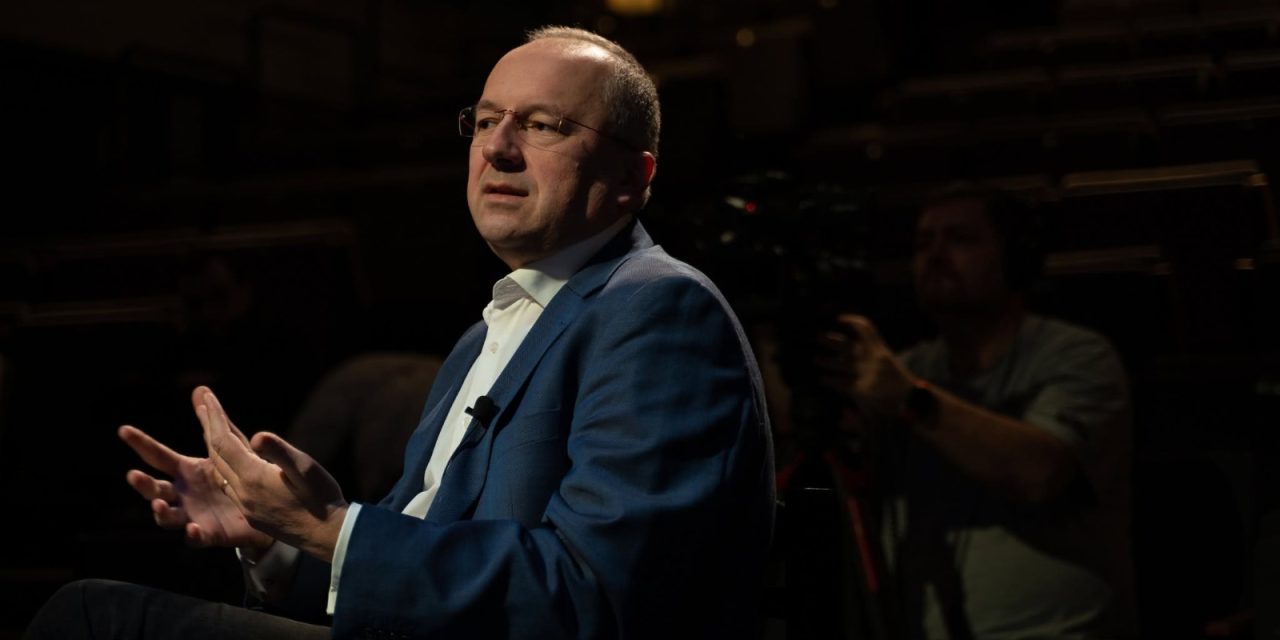 Szeptember elsejétől visszavonul a német társulat igazgatója