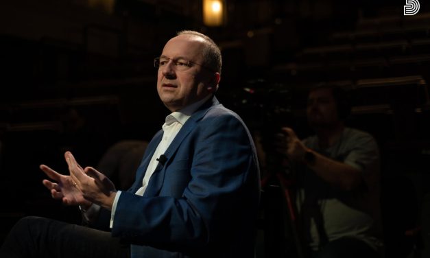 Szeptember elsejétől visszavonul a német társulat igazgatója
