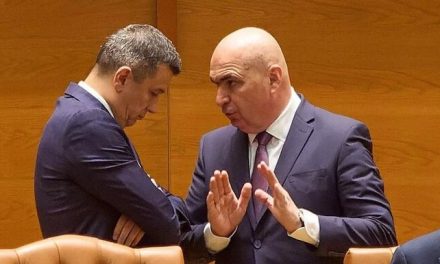 Nicușor Dan nem lép, a pártok veszekednek