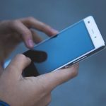 Újabb uniós tagállam tiltaná be a mobiltelefonok iskolai használatát
