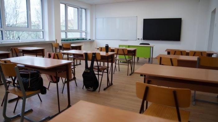 Csökkenhet az iskolaigazgatók és tanfelügyelők kötelező óraszáma