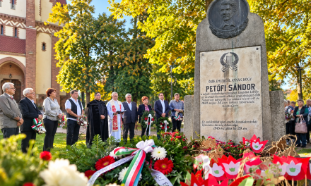 FŐHAJTÁS A NEMZET HŐSEI ELŐTT